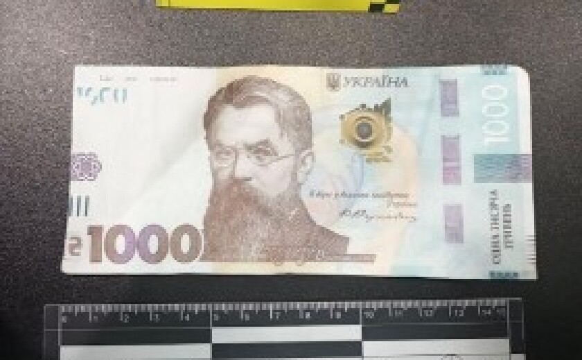 Замість справжніх грошей — сувенірна банкнота: поліцейські Дніпра затримали правопорушника за пограбування