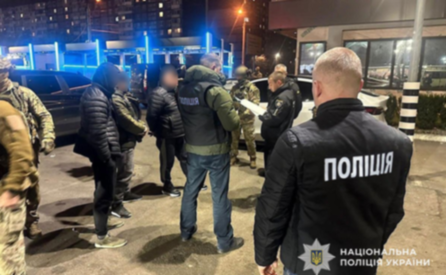 Вимагали неіснуючий борг у місцевого підприємця: у Дніпрі затримали групу рекетирів