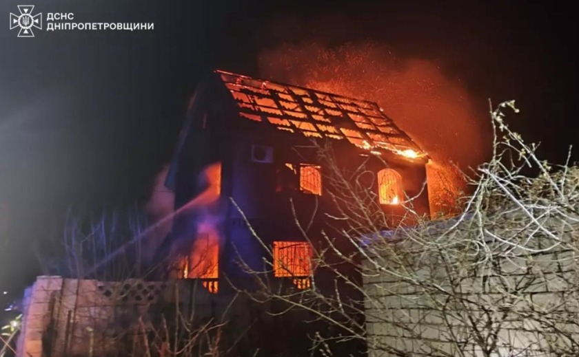 У Дніпровському районі горів двоповерховий будинок