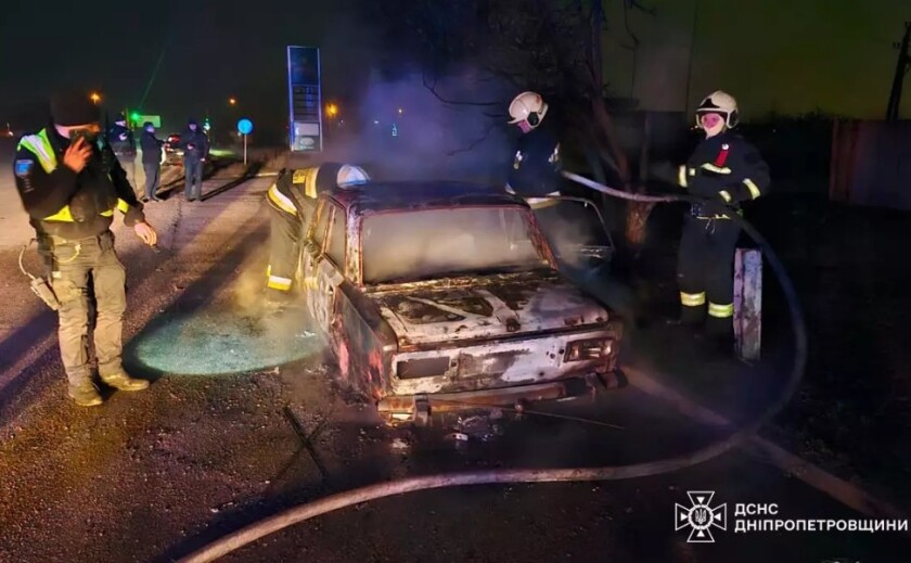 У Дніпрі загасили палаючий автомобіль