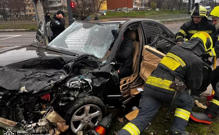 У Дніпрі зіткнулися 3 автівки: одного з водіїв затисло у салоні