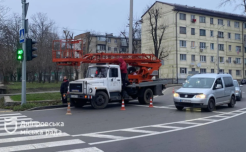 У Дніпрі встановлюють LED-повторювачі на світлофорах для підвищення безпеки руху