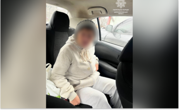 Не могла знайти дорогу: патрульні Дніпра повернули додому жінку, яка загубилася