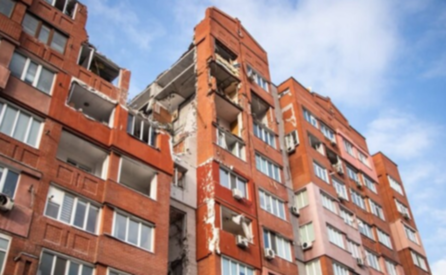 Існує ризик обвалу: як у Дніпрі відновлюють будинок на Виконкомівський після атаки рф