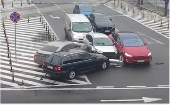 На проспекті Дмитра Яворницького у Дніпрі зіштовхнулися п'ять автівок: подробиці ДТП