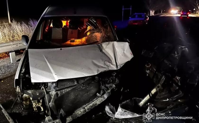У Дніпровському районі зіткнулися дві автівки: рятувальники деблокували водія з понівеченого внаслідок ДТП автомобіля