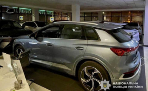 Погрожував ножем працівникам автосалону у Дніпрі: зловмиснику повідомлено про підозру