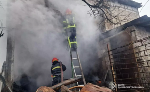 Площа займання 200 кв.м: надзвичайники Дніпра ліквідували пожежу у житловому будинку