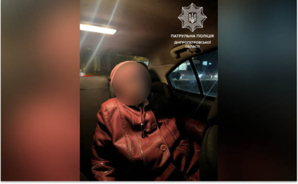 Загубилася у метро: Патрульні Дніпра допомогли жінці повернутися додому