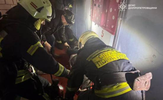 Вогнеборці Дніпра врятували чоловіка з палаючої квартири: подробиці