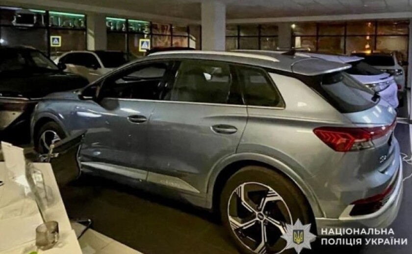 Хуліганство в автосалоні: мешканцю Дніпропетровської області оголосили підозру