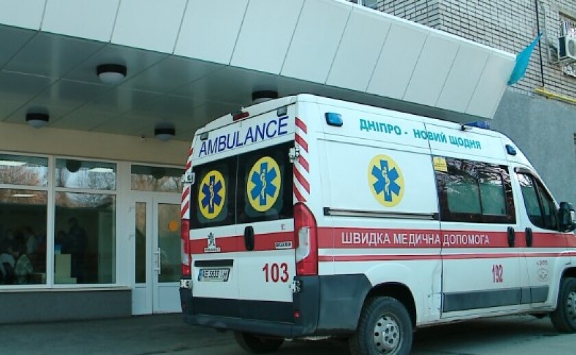 Напилася та впала з 9-метрової висоти: у Дніпрі жінку госпіталізували жінку у важкому стані