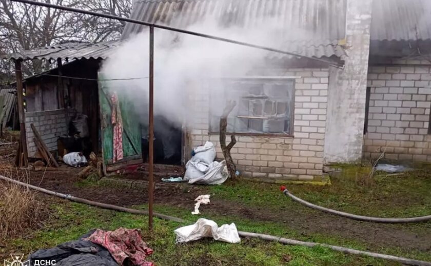 Дніпровський район: вогнеборці на пожежі виявили чоловіка без ознак життя