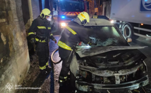 Спалахнув під час руху: вогнеборці Дніпра ліквідували займання легкового автомобіля у Новокодацькому районі
