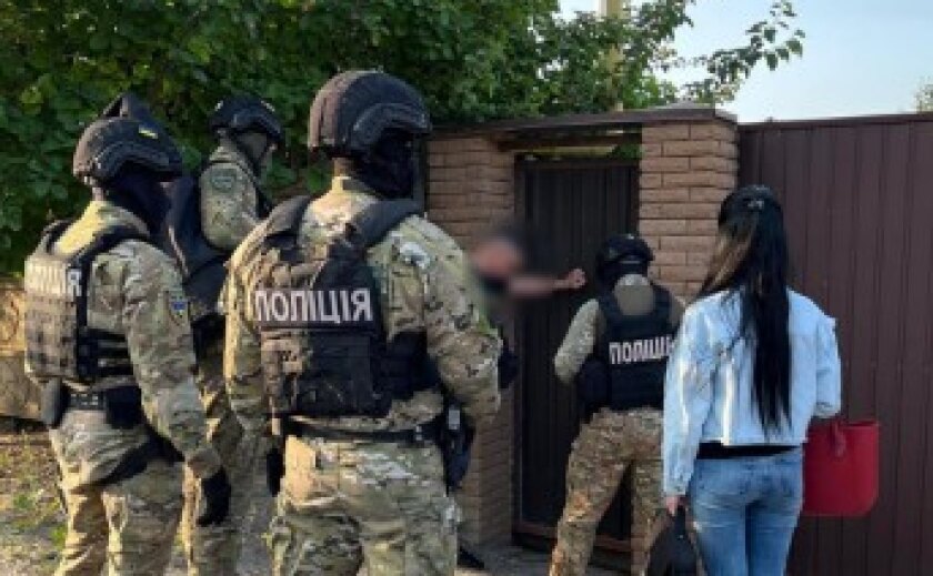 Привласнили понад 3,3 млн грн на відновленні житла після обстрілів: у Дніпрі викрито посадовця міськради та спільників