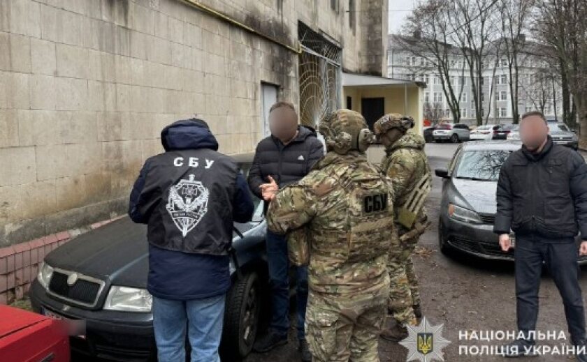 15 тисяч доларів за переправлення за кордон: поліція Дніпропетровщини та СБУ викрили схему незаконного виїзду чоловіків до країн Євросоюзу