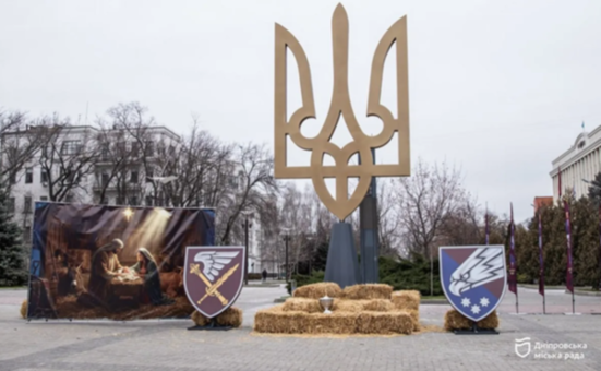 До різдвяно-новорічних свят у Дніпрі встановили символічний монумент Тризуба