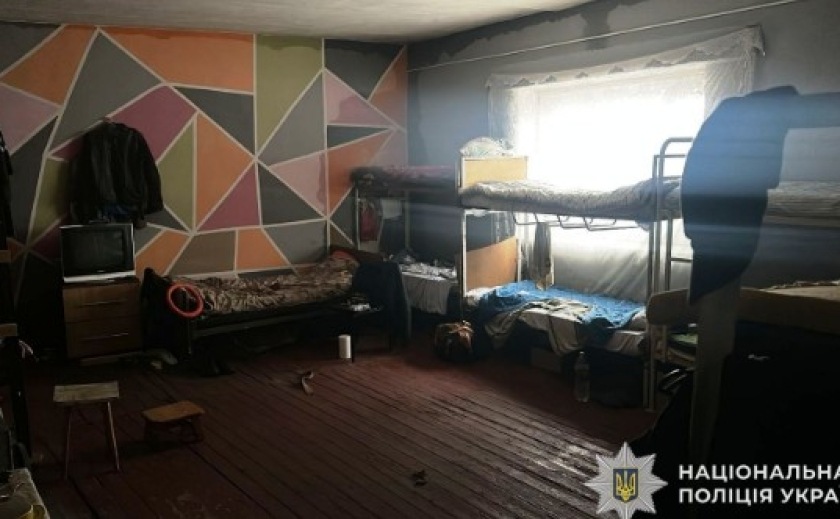 Під виглядом реабілітації позбавили волі майже 300 людей: на Дніпропетровщині поліцейські викрили мережу незаконних «реабілітаційних центрів»