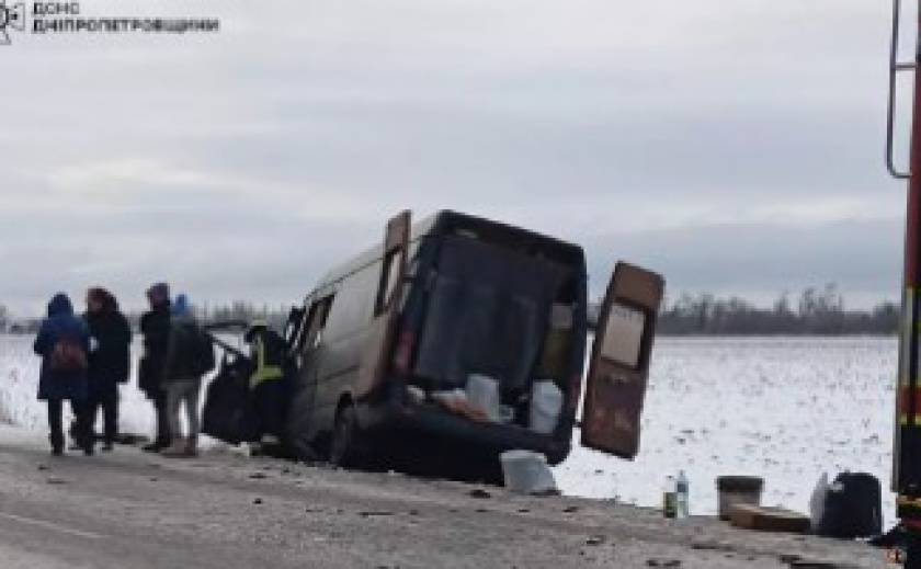 У Дніпровському районі надзвичайники деблокували двох людей із пошкоджених внаслідок ДТП автомобілів