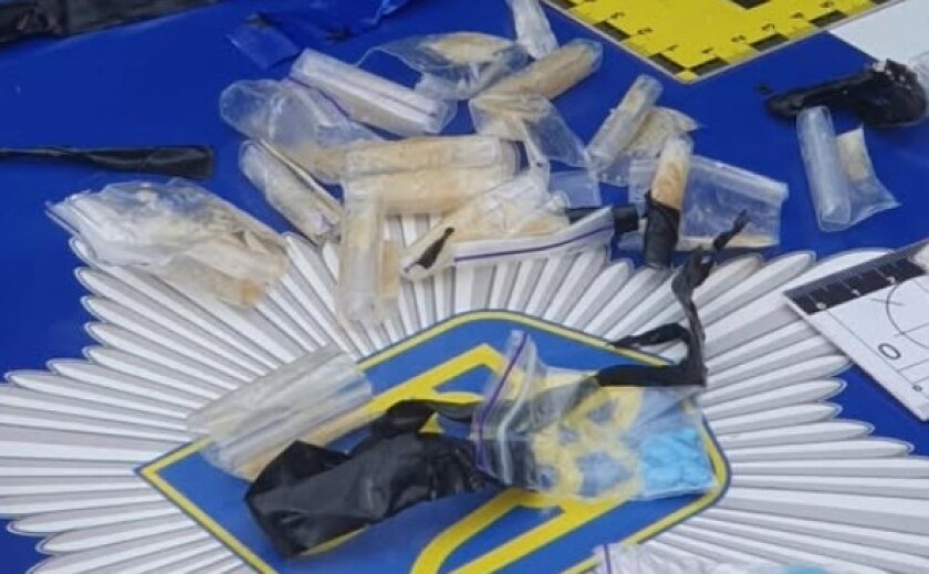 Тікав від поліції: у Дніпрі затримали чоловіка із 36 згортками з наркотичною речовиною