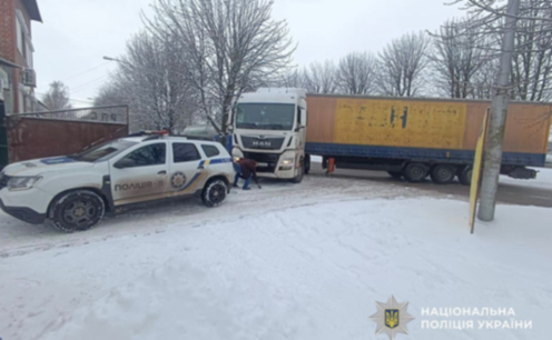 Поліцейські Дніпропетровщини допомагають учасникам дорожнього руху під час негоди