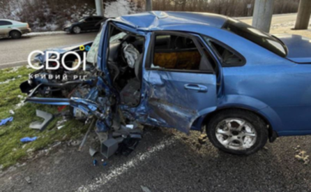 На трасі Дніпро-Кривий Ріг Chevrolet врізався у стовп: постраждали четверо людей