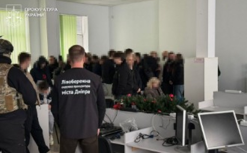 У Дніпрі припинено діяльність шахрайського кол-центру на 100 робочих місць: триває розслідування