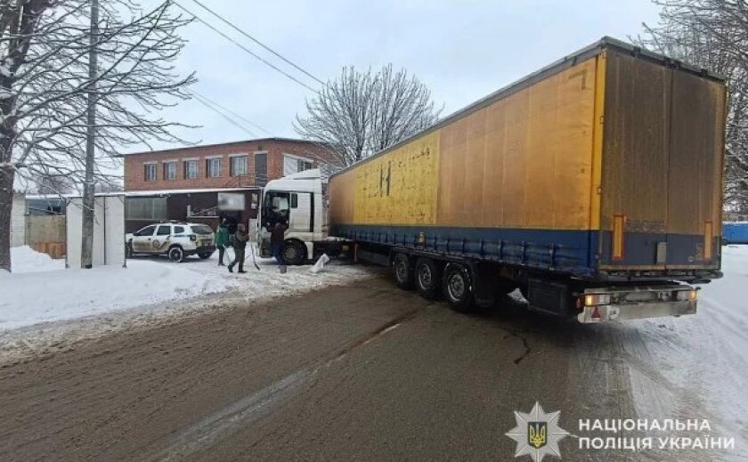 У Дніпропетровському районі патрульні допомогли відновити рух вантажівки, яка з’їхала з дороги