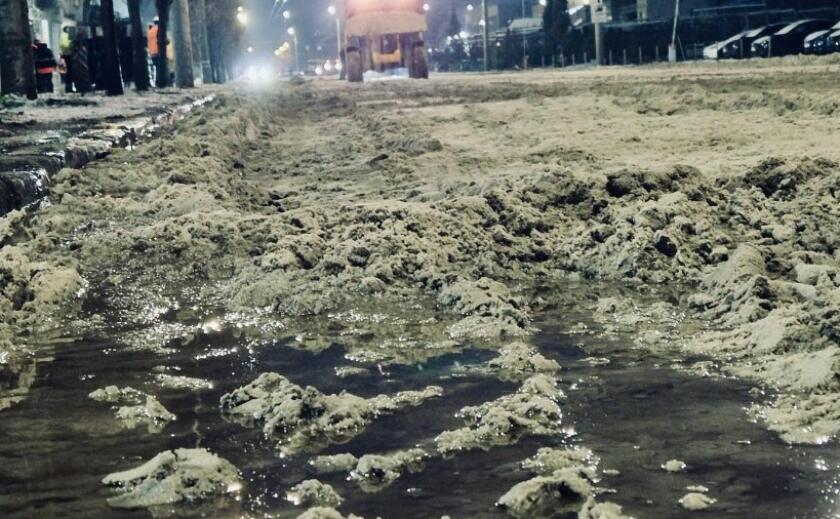 У Дніпрі на дороги висипали сотні тон піску, щоб олія не потрапила в річку