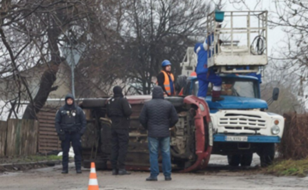 На проспекті Металургів Kia перекинулася та влетіла в автовишку: є постраждалі