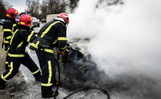 На парковці поблизу ТРК Appolo у Дніпрі спалахнув легковик: подробиці