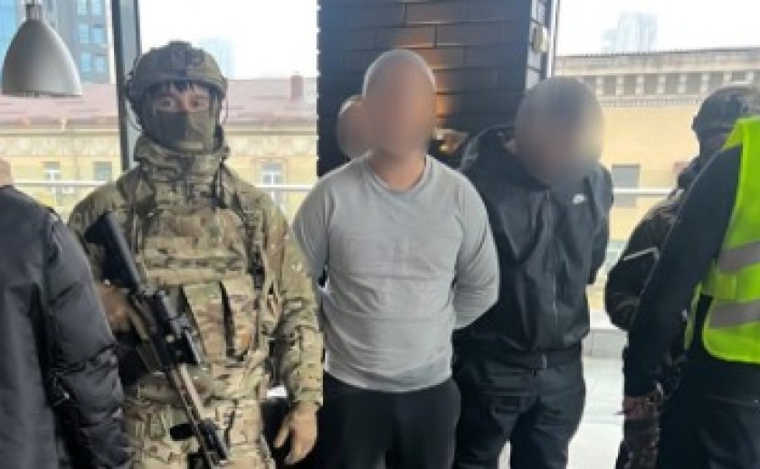 Вимагали 35 тисяч доларів та змушували продати авто: у Дніпрі поліція та СБУ затримали двох зловмисників