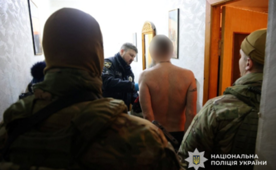 Взяв у заручники власну матір та погрожував підірвати боєприпас: правоохоронці Дніпра затримали зловмисника