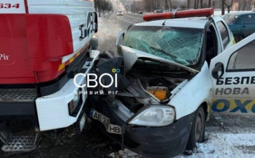 У Кривому Розі машина охорони врізалась у пожежну автівку