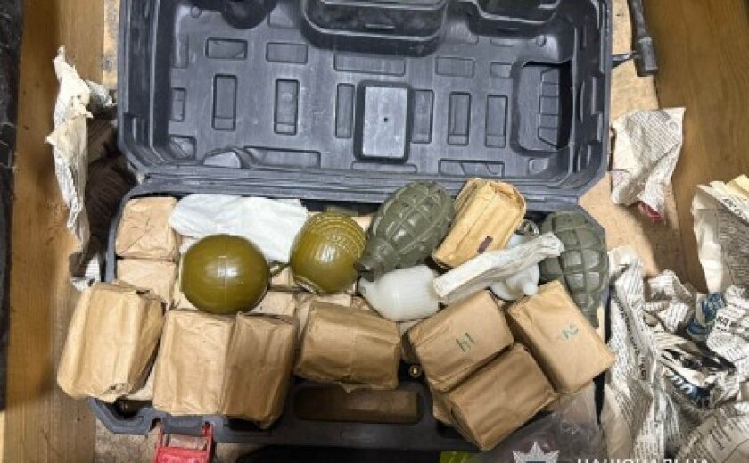 На Дніпропетровщині судитимуть двох чоловіків, які намагалися продати автомат Калашникова