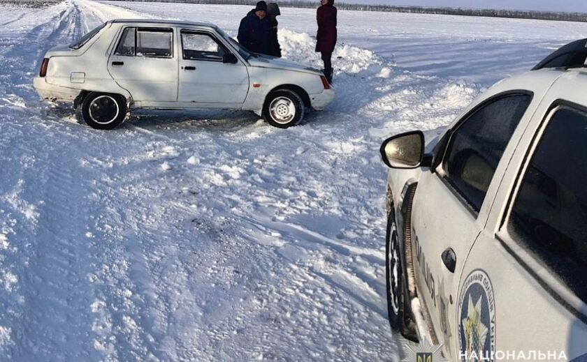 Водій застряг із жінкою посеред засніженого поля: поліцейські офіцери громади Дніпропетровщини допомогли людям під час сильних морозів