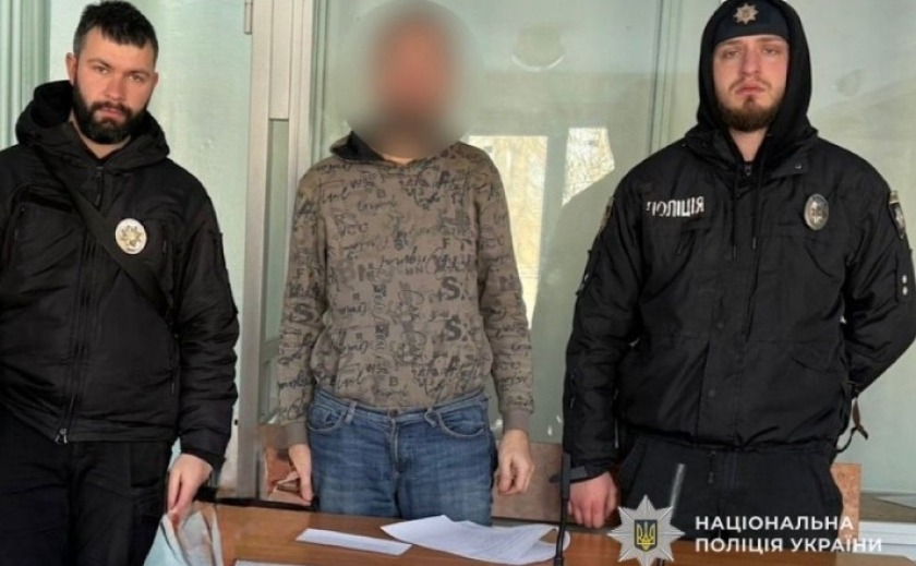 Завдав ударів сокирою: поліцейські Дніпра затримали підозрюваного