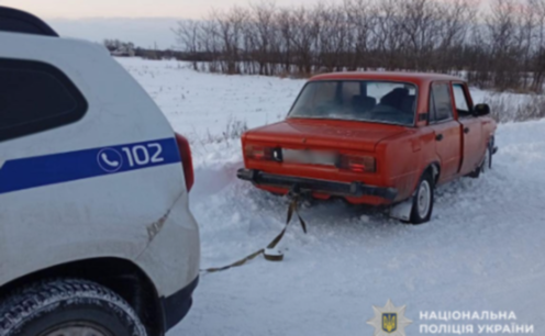 У складних умовах поруч із людьми: поліцейські Дніпропетровщини продовжують допомагати мешканцям під час ускладнення погодних умов