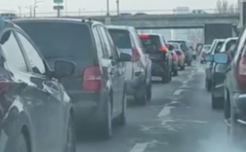 У Дніпрі на Новому Мосту утворився затор через ДТП