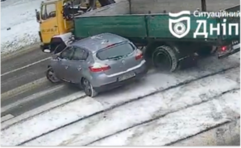 У Дніпрі на проспекті Богдана Хмельницького сталася ДТП за участю легковика та вантажівки