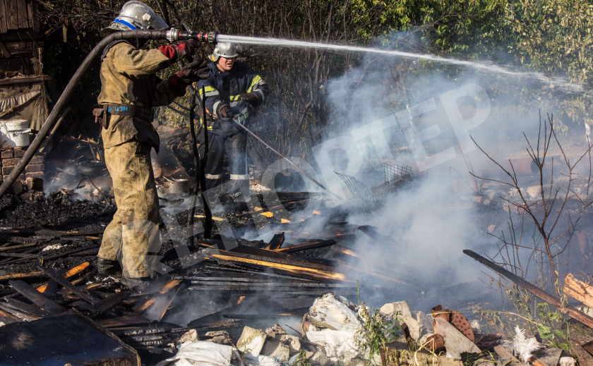 Днепровские спасатели боролись с огнем два часа