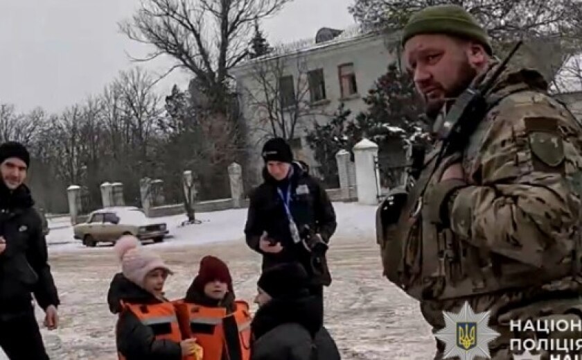 КАБи б’ють по хатах, вся вулиця розбита: розповідають люди поліцейським «Білим янголам» під час евакуації