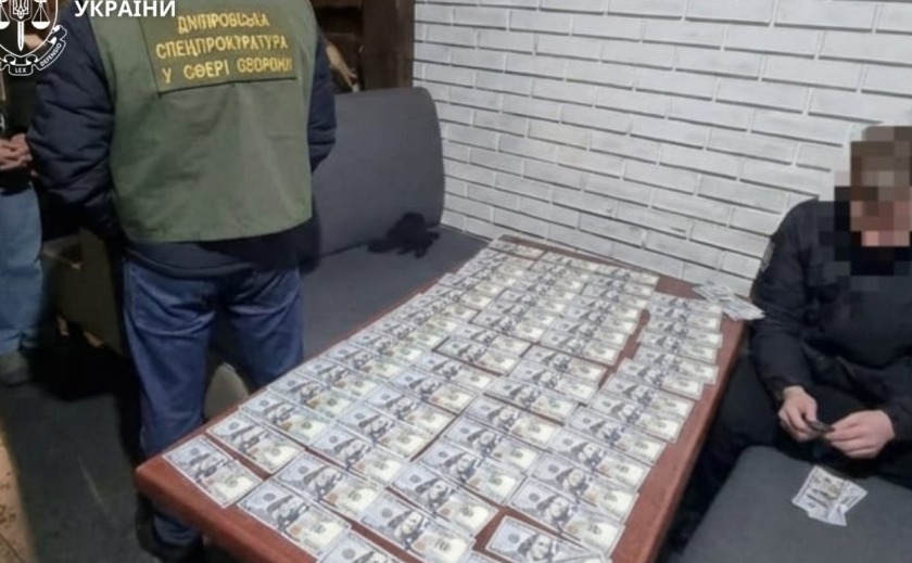 На Дніпропетровщині чиновниця вимагала понад 20 тисяч доларів за вплив на рішення ВЛК