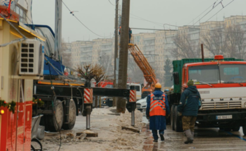 Стовп висить на дротах: у Дніпрі обмежили рух тролейбусів через аварійну електроопору