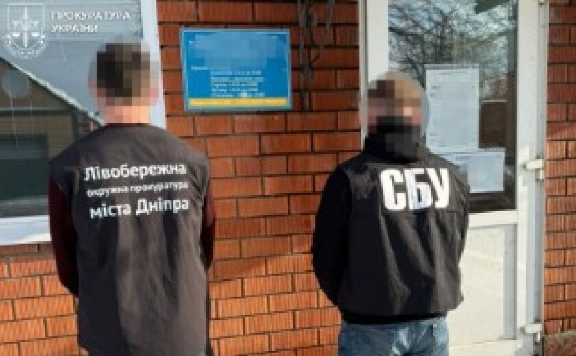 Влаштовували на роботу «своїх» людей: підозрюються семеро працівників державного підприємства