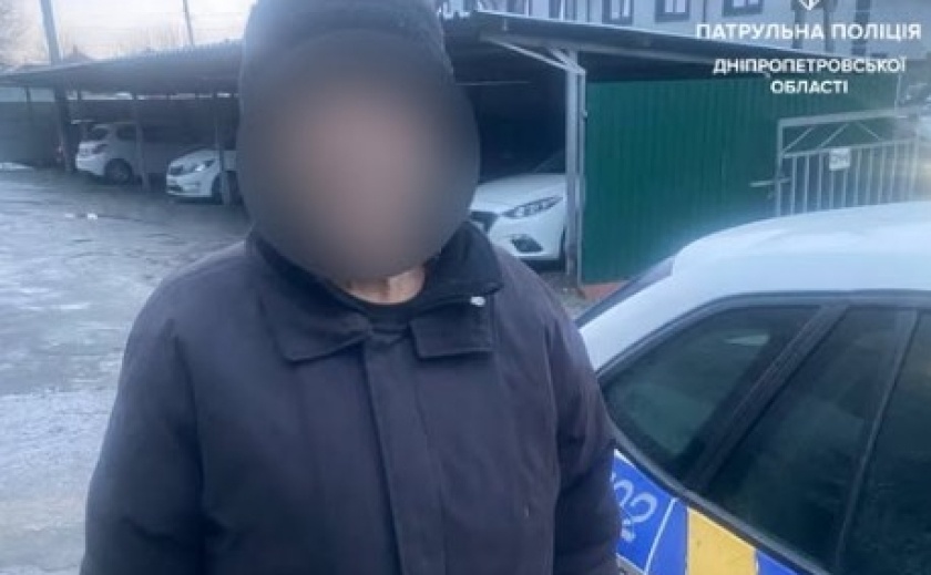 У Дніпрі патрульні допомогли чоловіку, що загубився, повернутися додому