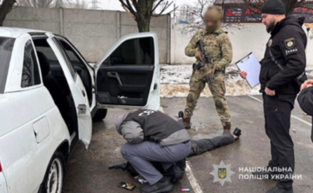 У Дніпрі затримали чоловіка за незаконний збут вогнепальної зброї