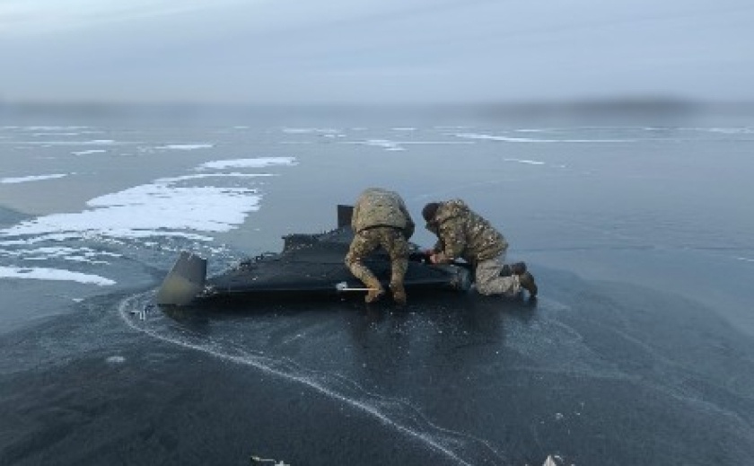 Ворожий дрон посеред замерзлої річки Дніпро: поліцейські знешкодили небезпечну знахідку