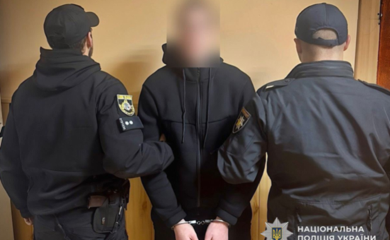 Прослідкували та обікрали: у Дніпрі 20-річний чоловік та 14-річна дівчина напали на літню жінку