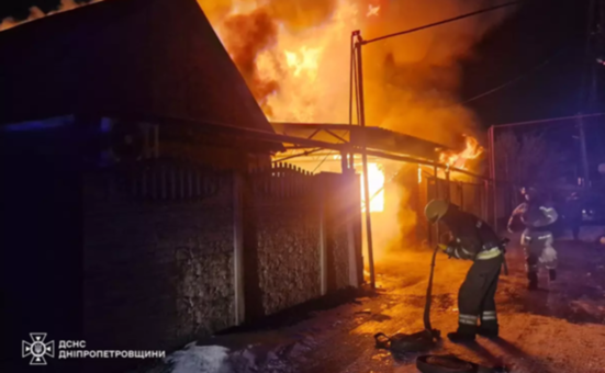Площа пожежі – 300 кв.м: вогнеборці Дніпра ліквідували масштабне займання на території приватного домоволодіння